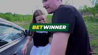 Pimasz nevelő nővér lebukik, miközben kiszökik – vad légyott az erdőben