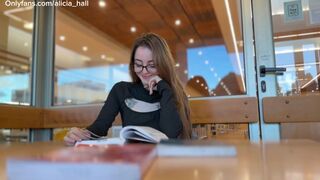 A könyvtár világos szőke csábítása – vad orál a polcok között