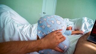 Nevelő hugocska felébred és segít a testvérnek élvezni a pornó nézése közben – beleélvezéses légyott