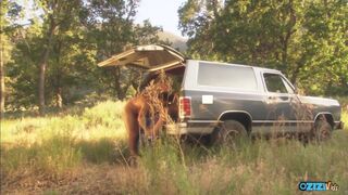 Világos Szőke milf a vadonban szétnyitja a popókáját és nyeli a gigantikus farka misszionáriusban