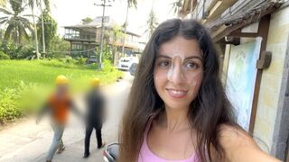 Aranyos tinédzser csajszika nyaldossa a hamburgerét az arcára fröccsent ondó közben közkifőzdében