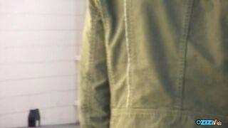 Kisbusás örömlány kúrja magát idegennel nyilvános vécében