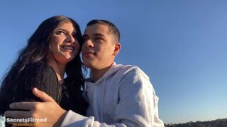 Tüzes tinder leányzó a parkban, aki nem törődik semmivel