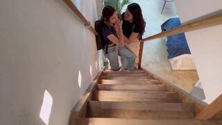 Tinédzser lányom barátnőjével titokban nyaldossa a puncit a lépcsőn