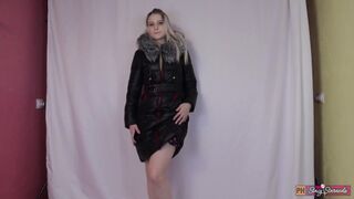 Tinilány szívdöglesztő tánca vastag kabátban