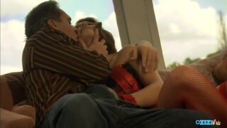 Forróság a kanapén – parázs kúrás a fekete hajú milf-fel