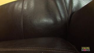 Az orvos gondosan megvizsgálja a hatalmas cickós milf-et, aztán szorosan megdugja a puncáját