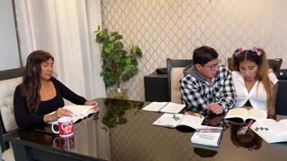 A dadus észre sem vette! a nevelő hugit szeretkezni sokkal izgalmasabb, mint a tanulás