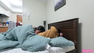 Ázsiai milfet ébreszt és megbassza a krapekja a takaró alatt 2024!