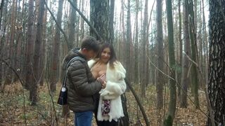 Csábító milfek kúrnak az őszi erdőben és telelövik a szájukat