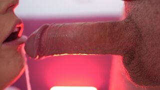 Szájteli élvezettel teli szopás, ami megfojtja a kicsike szőkét