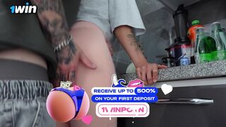 Kollégiumi szomszéd bige hátsó lyukát lube nélkül megbassza egy kolosszális pénisz