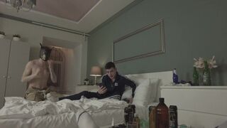 Idősödő férfi megdugja a dupla aranyos kisfiút a partin