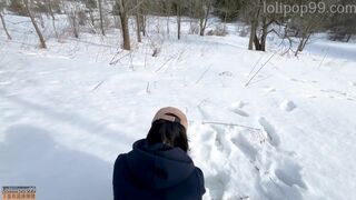 Ázsiai fitnesz maca keményen megkúrva a hidegben -20°c-on