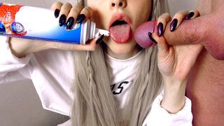 Ízletes kora reggeli egy cuki szőkével: kajajáték és szájba élvezés