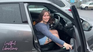 Szépkorú milf háziasszony telespriccelve telefonálás közben a férjével