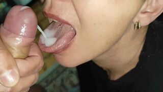 Amatőr öreg milf kemény szopással telelövi a száját és arcát