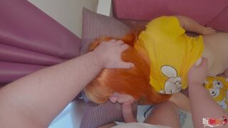 Mostohaanya váratlanul kapja a nevelő fia faszát a szájába, majd a popsijába élvez a kanapén