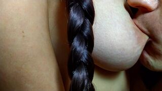 Nevelő fia újra cidázza nevelő anyja mellbimbóit