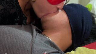 Micsoda vad francia csókot ad a nevelő nővérem!