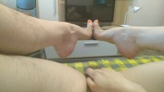 Szőrös vagina és lábak közelről: ginnagg ujjazza magát féktelenül