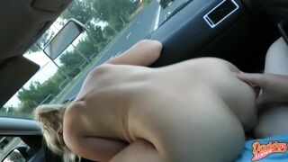 Beleélvezés a kocsiban egy kívánatos szőkével