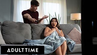 Adult Time fullos kalandja - Kimmy Kimm maszturbáláson kapva, de nem tud ellenállni a gigászi farknak