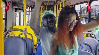 Idegen koleszos fiatalsszonyt kefélnek meg a buszon!