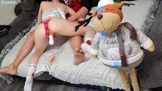 Fiatal amatőr kiscsaj megmutatja, hogyan kívánja a vad hármast műfarokkal kezdve