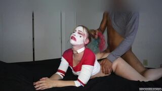 Harley quinn keményen cidázza a nagyméretű bájdorongot és lovagol rajta beleélvezésig éjszakai változatban