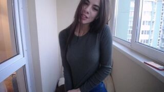 Izgató fiatalasszony tanya mutatja a cicijét