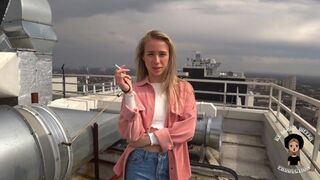Bűbájos cafka majdnem lenyelte a kukacot az utcán
