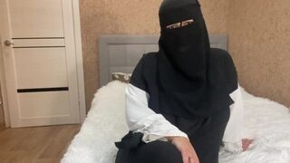 Kívánatos arab milf kéjelgő utasításokat ad nevelő fiának