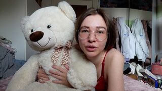 A legkrémesebb fiatal cunci a bolygón dug egy plüssmacival