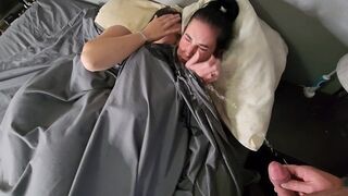 Kettő kicsike didkós fekete hajú lányra pisil az ágyban majd pisi áztatta bugyijukban csókolóznak