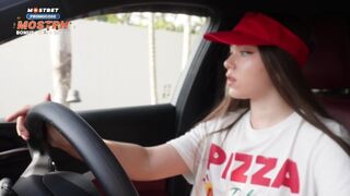 Késésért megbasztam a pizzás lányt, és egy gigantikus beleélvezéssel jutalmaztam a punciját