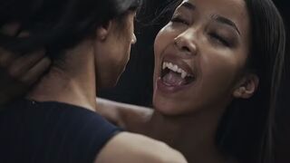 Ebony Vampire Mistress Lia Lin elcsábít egy brazil óriási kannás fiatal kisasszonyt a Vampired kemény domina játékában