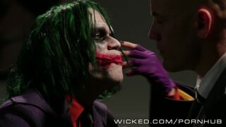 Fiatal világos szőke Supergirl szereti a vad szexet a Wicked csatornán Derrick Pierce és Johnny Sins társaságában