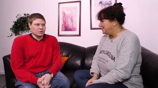 Vörös hajú milf termetes mellekkel cumizza a pélót és hagyja hogy keményen megdugják