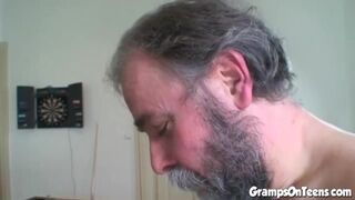 Tinédzser vörös kisasszony cumizza és lovagol a nagypapa cerkáján