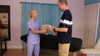 Világos Szőke tinédzser erőszakos boldog befejezést kínál ügyfelének a Nookiesnál