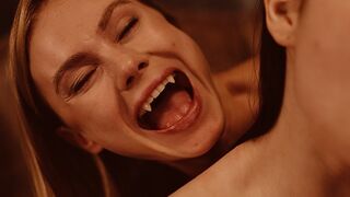 Világos Szőke Vámpír Nancy Ace Uralja Matty Milát a Vampired Csatornán - Bájos Leszbi Jelenet Vörös Harapásokkal