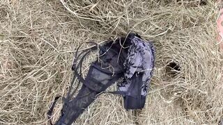 Nagyméretű valagú idősödő nő leszopja a paraszt farkát a disznóólban