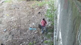 Krissy Kage fekete hajjal durván dugva az elhagyott épületben