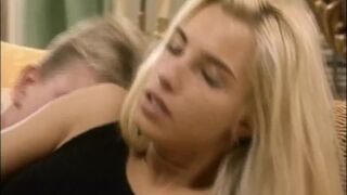 Timea Margot hatalmas bájdorongot kap a retro Lover's Lane legelső epizódjában