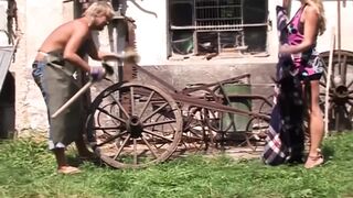 Világos Szőke milf a szabadban orálozza a pasiját és hagyja hogy keményen megdugja