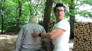 Világos Szőke kitetovált nagymami orálozza a nagy amatőr cerkát és szájba élvezik óvszerrel
