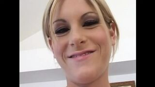 Courtney Simpson világos szőke fiatal pici mellekkel nyeli a bazinagy pöcs gecijét cicibe hancúr után
