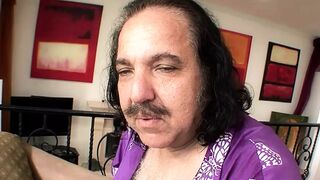 Lynn Love amatőrként orálozza a orbitális falloszt retró videóban