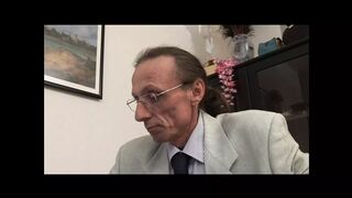 Vörös korosodó nő gigászi cerkát nyel le mélytorokkal amatőrben